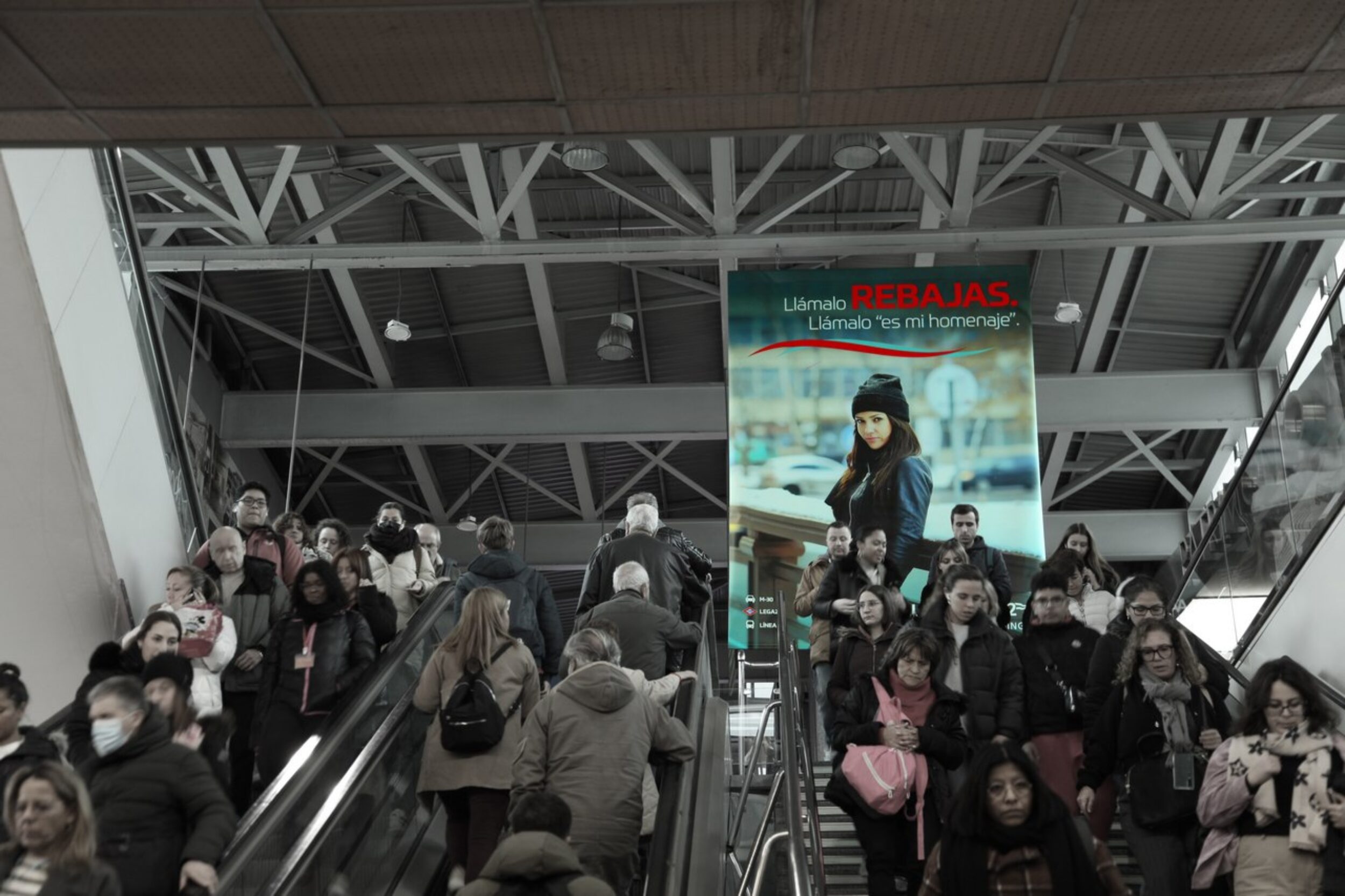 Marketing espectacular en acceso a metro y trenes estación intercambiador Príncipe Pío Madrid