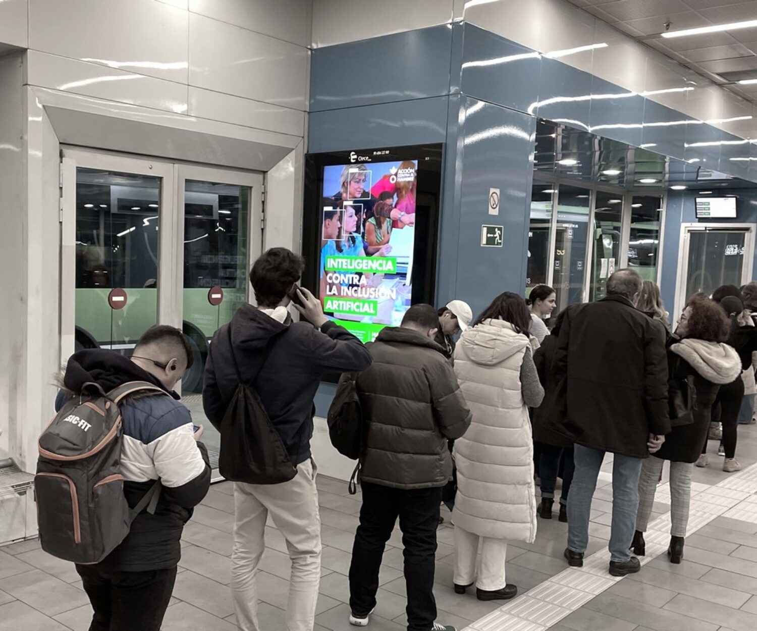 Campaña de visibilización Acción contra el Hambre España en mupis DOOH