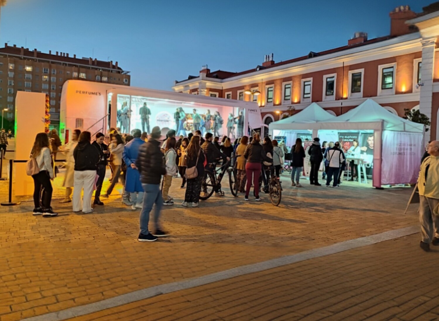 Evento publicitario activación producto Perfume's Club en Príncipe Pío Madrid