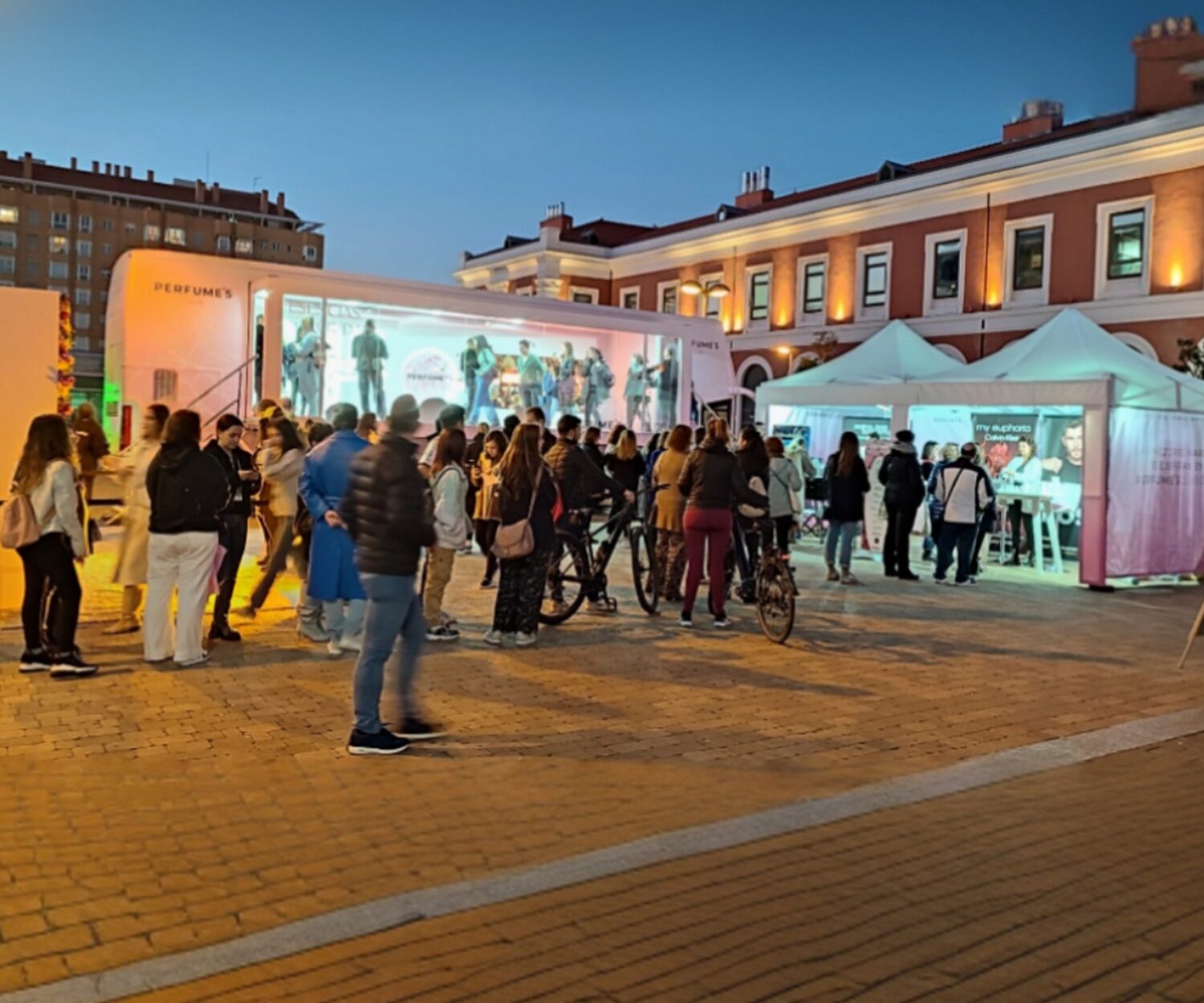 Evento publicitario activación producto Perfume's Club en Príncipe Pío Madrid