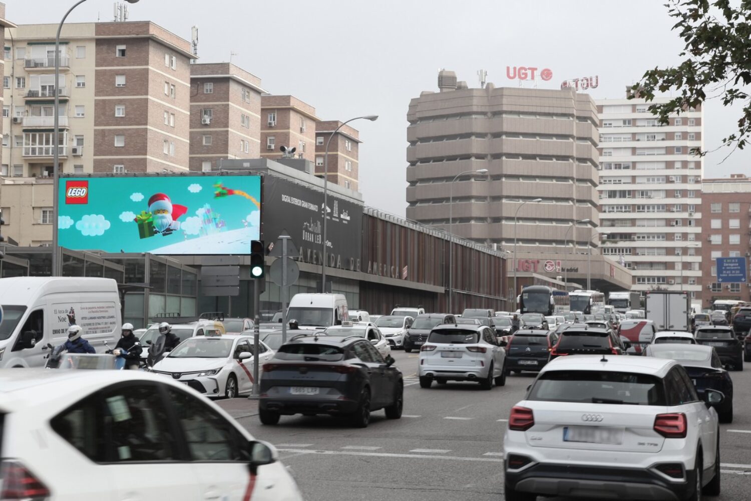Compra programática de publicidad exterior DOOH en pantallas Plaza Castilla Madrid campaña Lego
