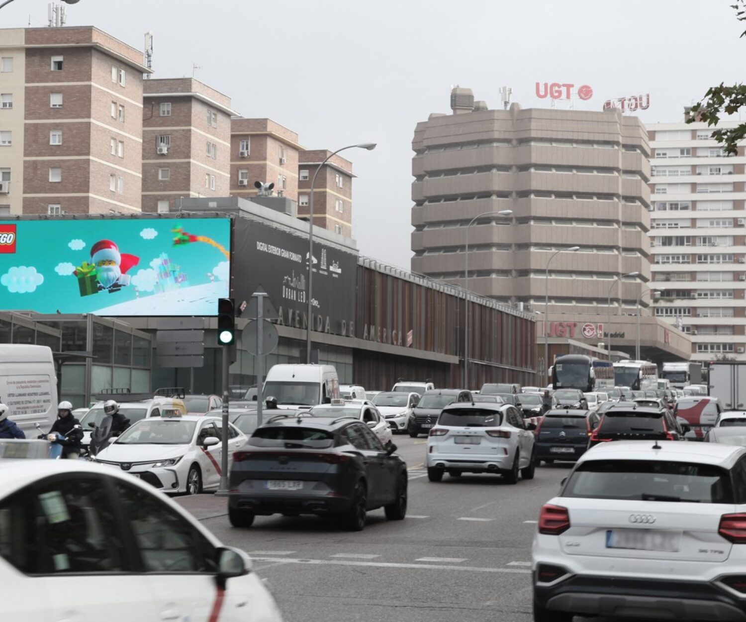 Compra programática de publicidad exterior DOOH en pantallas Plaza Castilla Madrid campaña Lego