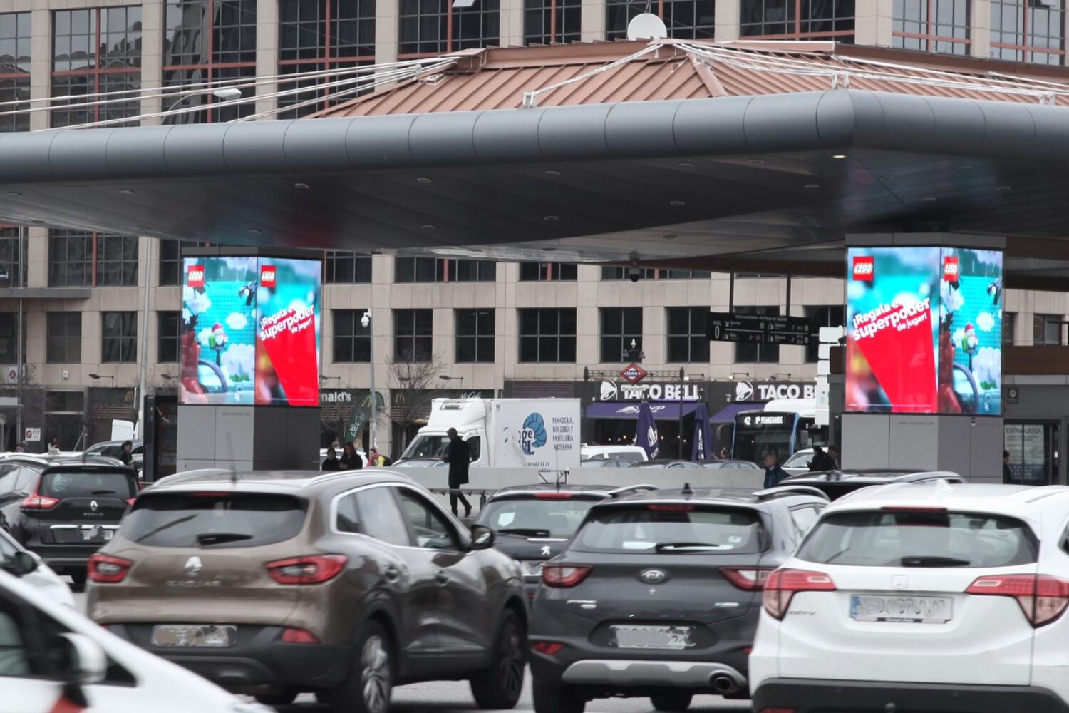 Evolución de la publicidad exterior en España Pantallas Led en columnas digitales Plaza de Castilla Madrid