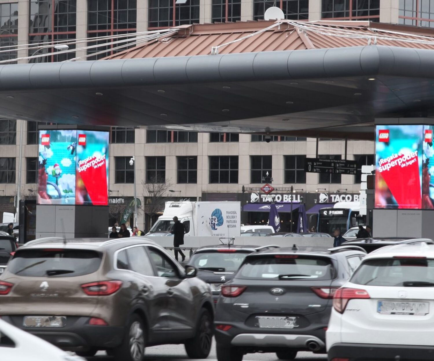 Evolución de la publicidad exterior en España Pantallas Led en columnas digitales Plaza de Castilla Madrid