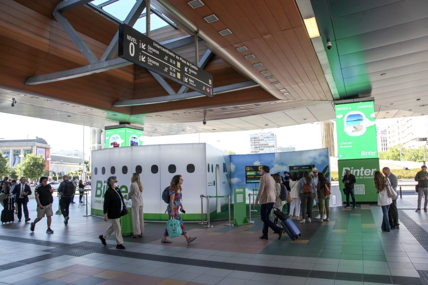 Acción de marketing con instalación y pantallas publicitarias en Pórtico de la Castellana de Binter, circuito Urban Led
