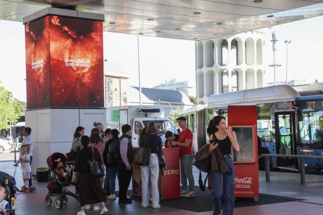 Acción publicitaria de sampling de Coca Cola en el Pórtico de la Castellana, espacio de eventos en Madrid