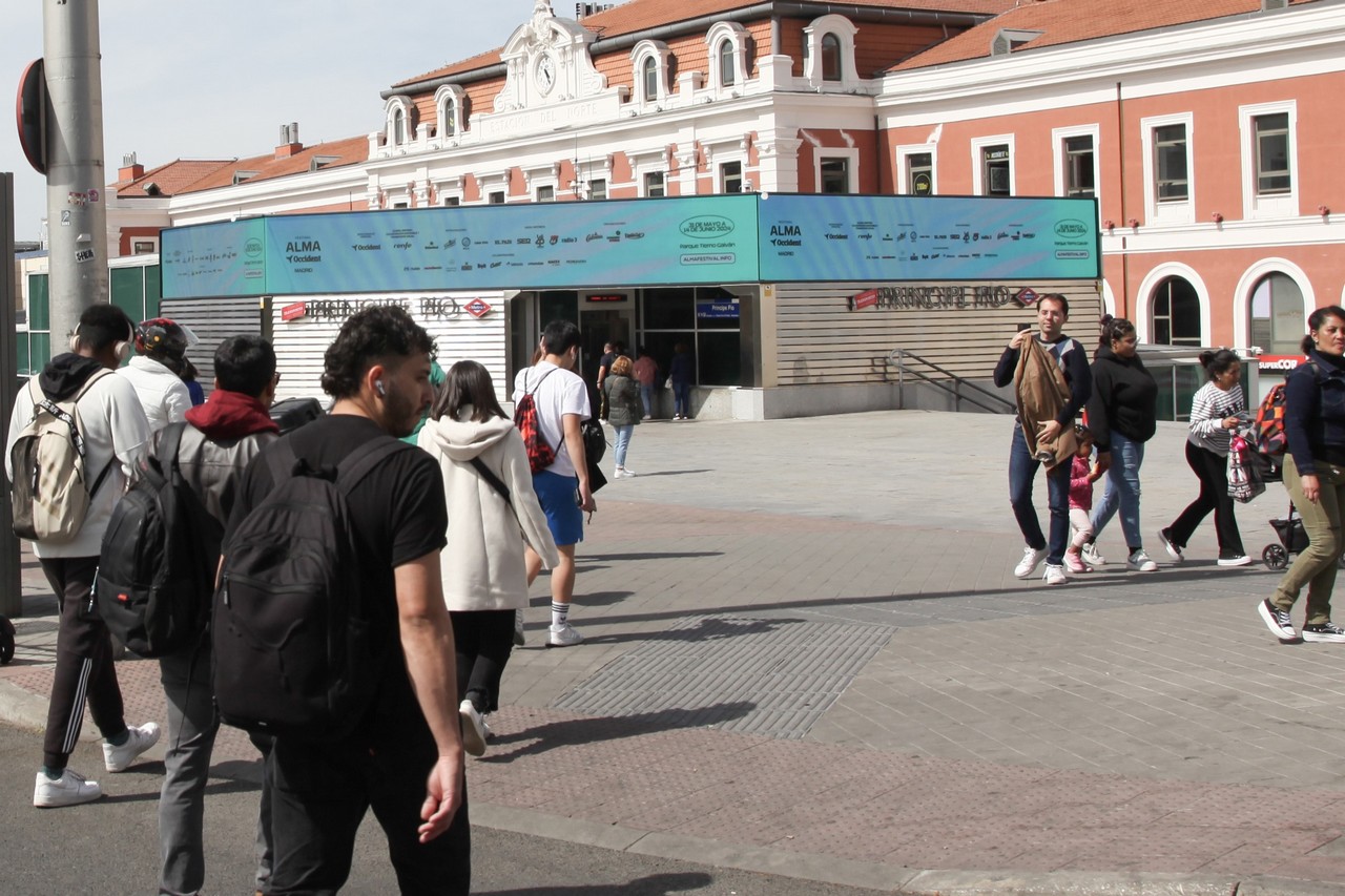 Exclusivista de pantallas publicitarias en intercambiador Príncipe Pío circuito Urban Led para Festival Alma