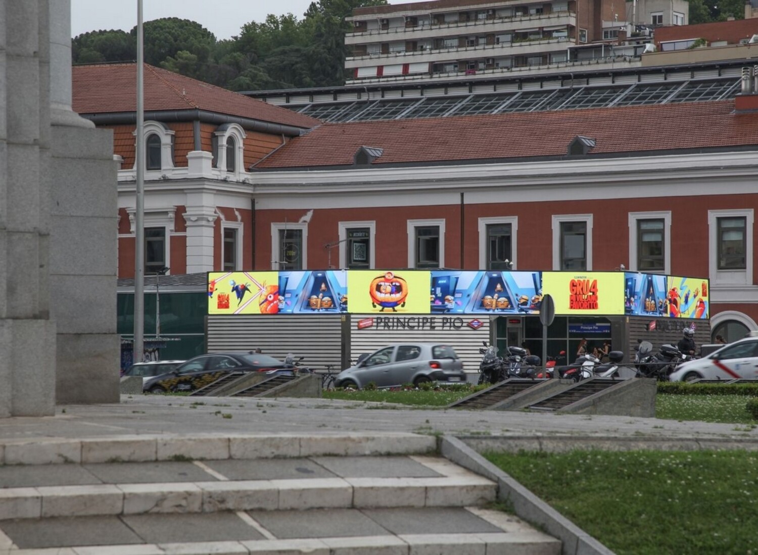 Campaña publicitaria de película Gru 4 en pantallas digitales gran formato Urban Led en Madrid
