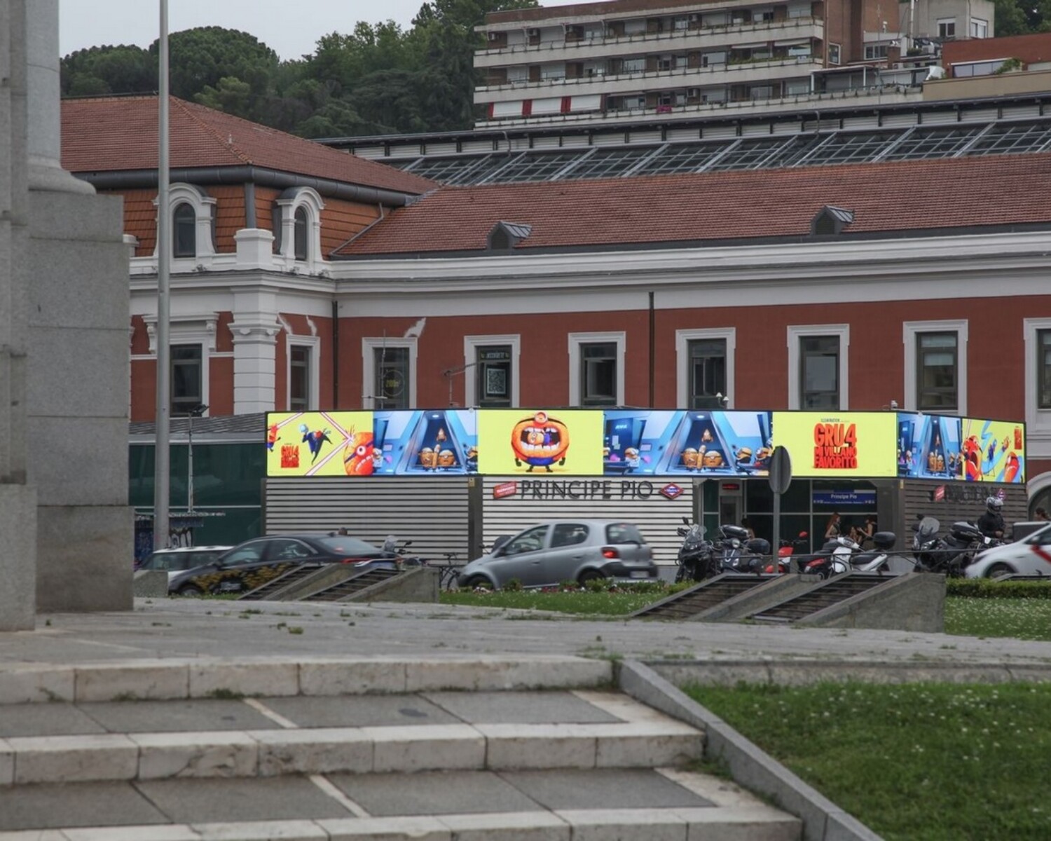 Campaña publicitaria de película Gru 4 en pantallas digitales gran formato Urban Led en Madrid