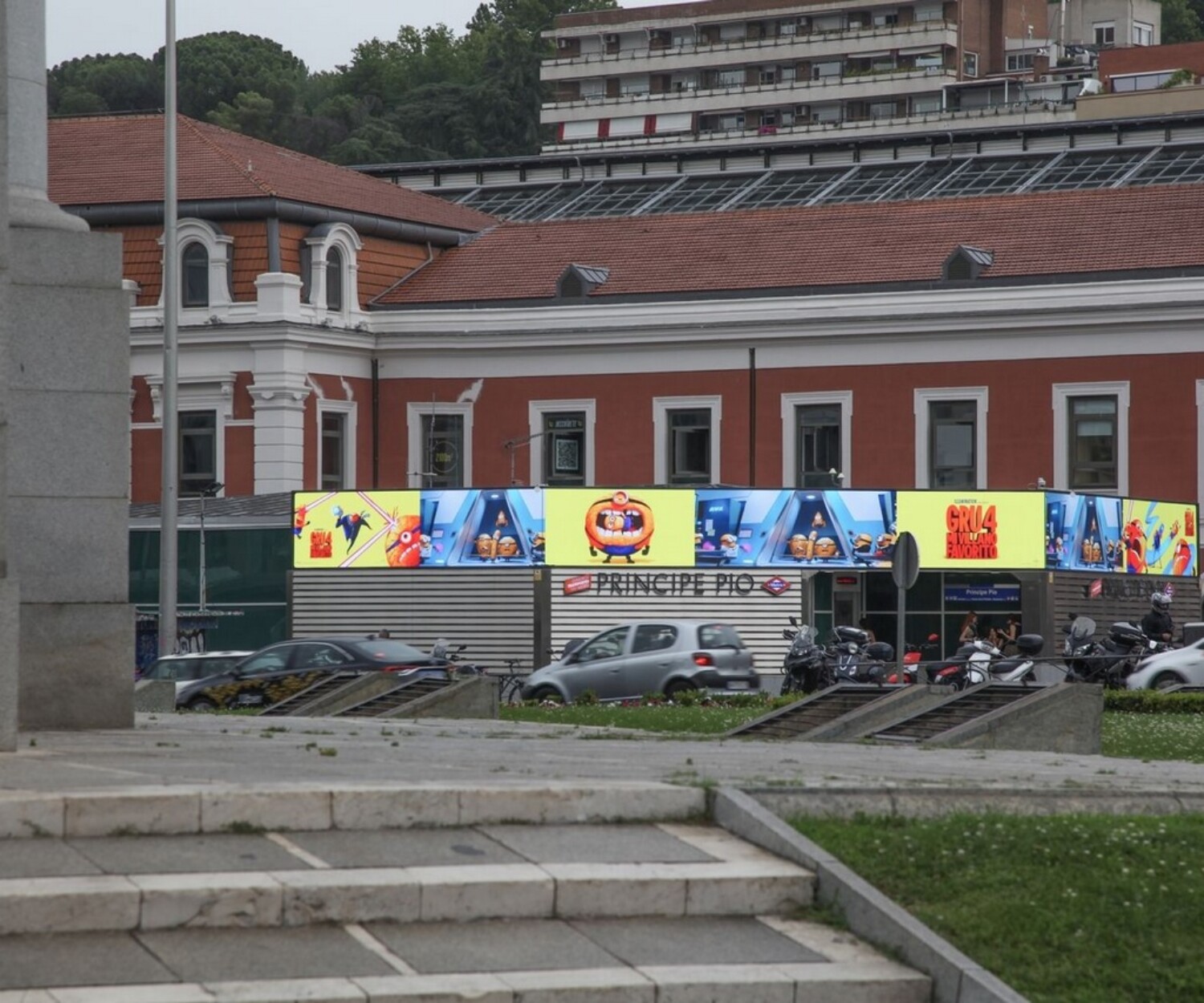 Campaña publicitaria de película Gru 4 en pantallas digitales gran formato Urban Led en Madrid