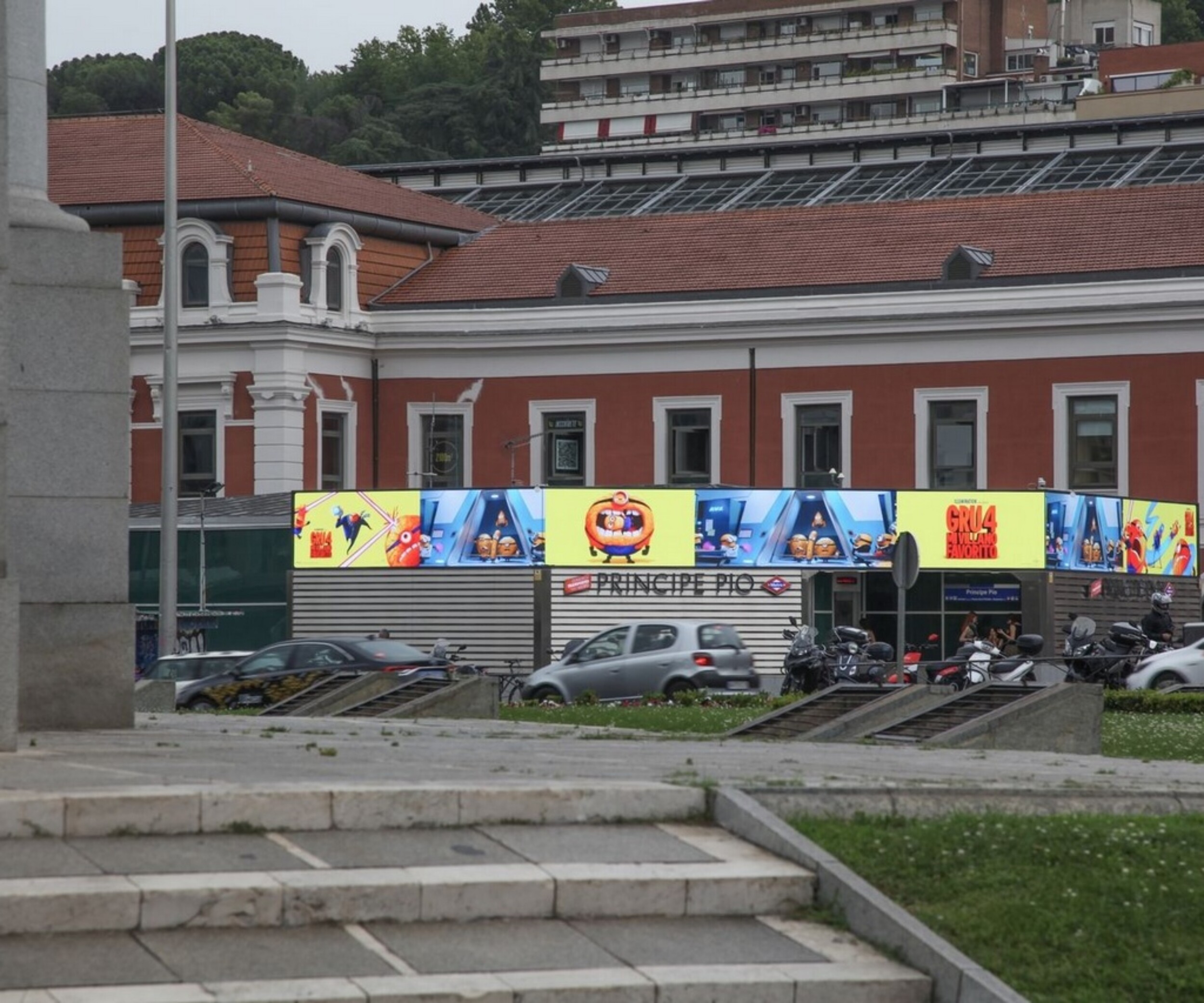 Campaña publicitaria de película Gru 4 en pantallas digitales gran formato Urban Led en Madrid