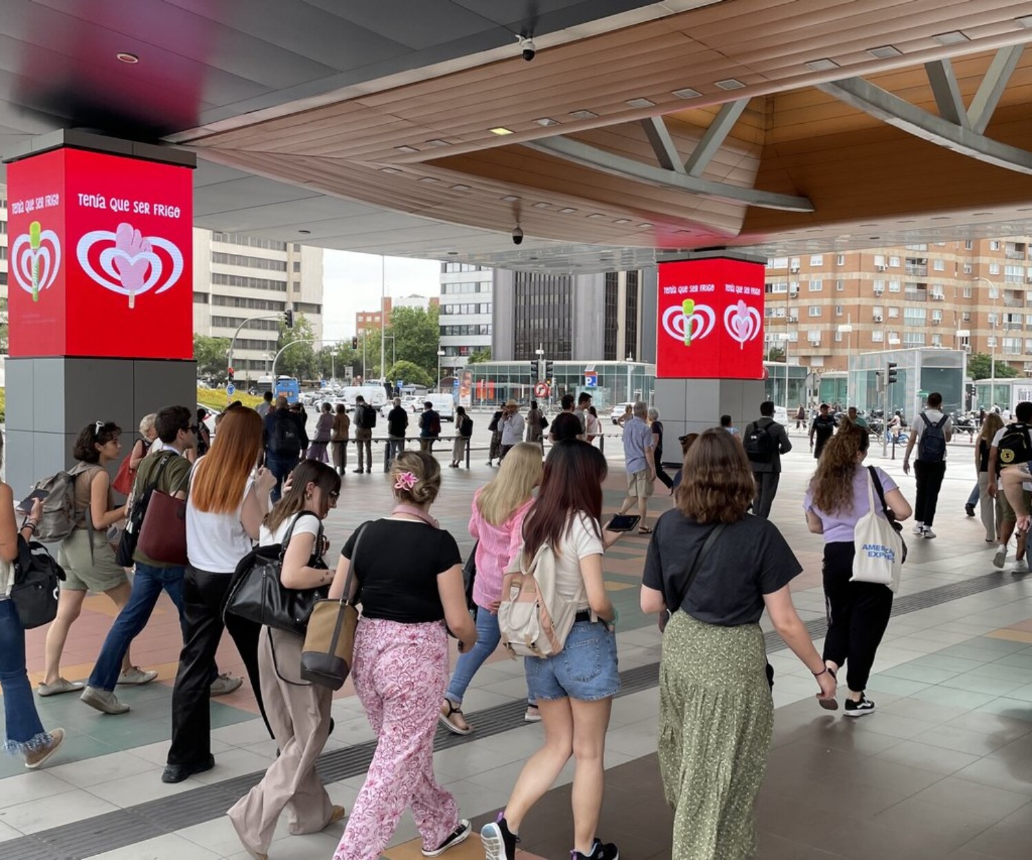 Eficacia de la publicidad exterior DOOH en verano Madrid - Nos gusta salir