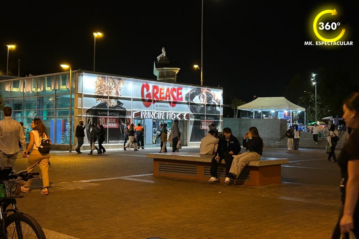 Spectacular 360 marketing: advertising cubes with night lighting at Príncipe Pío Station, Madrid