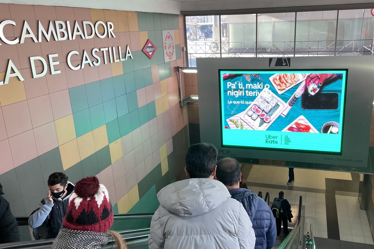 3x2 LED digital signage screens for DOOH advertising in Plaza Castilla, Madrid