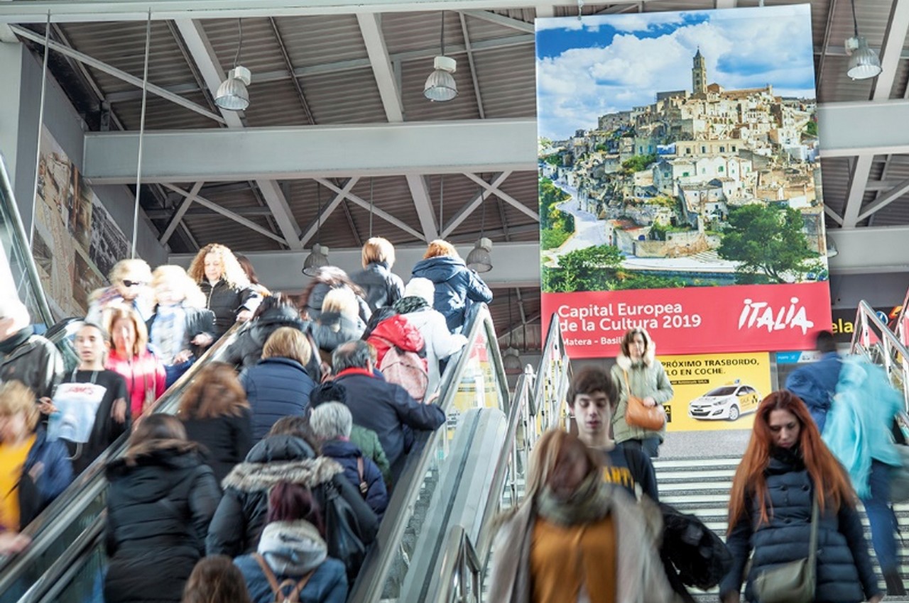 Indoor spectacular marketing at Príncipe Pío, banner in the Metro access lobby