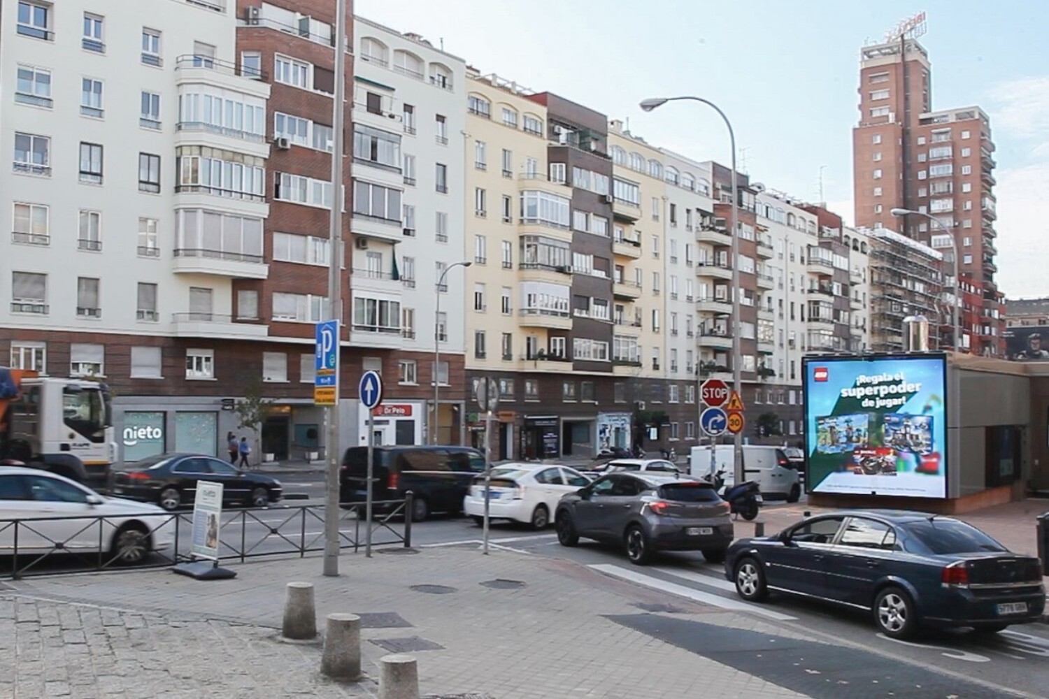 Campaña navideña de Lego en pantallas publicitarias de exterior en Madrid Urban Led