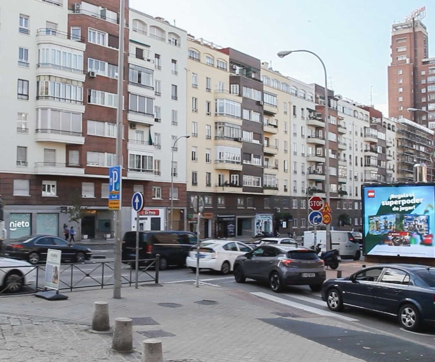 Campaña navideña de Lego en pantallas publicitarias de exterior en Madrid Urban Led