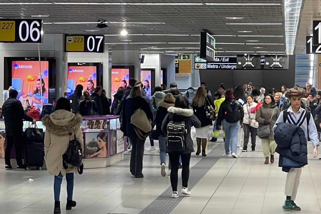 Circuito de mupis digitales en intercambiador de Metro y autobuses Avenida de América Madrid MIRAVIA