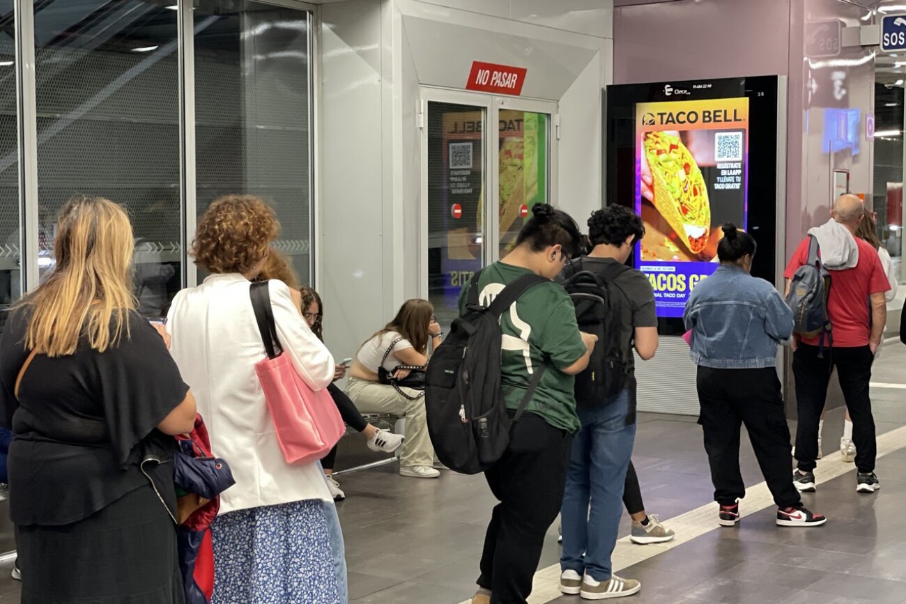 Circuito de mupis digitales indoor en accesos a Metro y autobuses de Plaza de Castilla Madrid