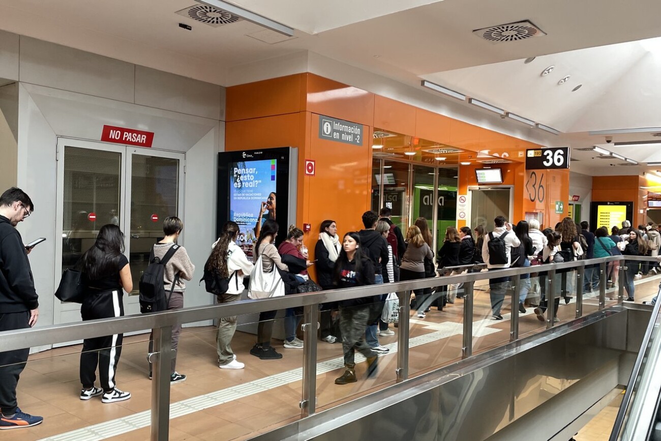 Circuito publicitario digital indoor mupis en estación Plaza de Castilla Madrid NAUTALIA