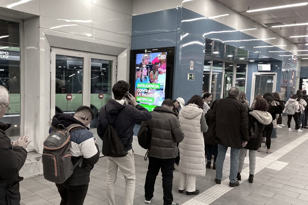 Mupis digitales en accesos a estación de autobuses Príncipe Pío Madrid ACCION CONTRA EL HAMBRE