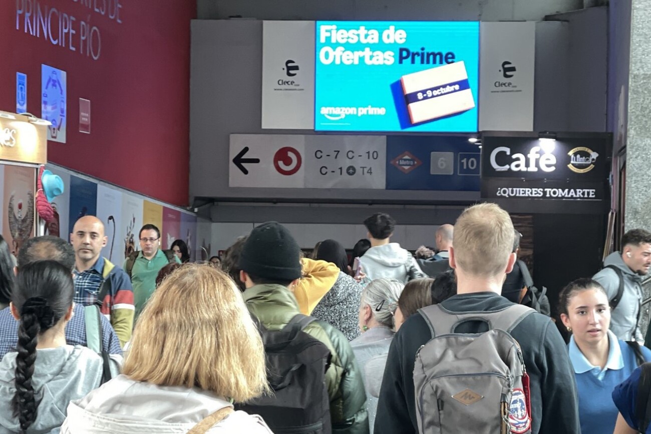 Pantalla digital 3x2 publicidad digital indoor intercambiador Príncipe Pío Madrid AMAZON PRIME