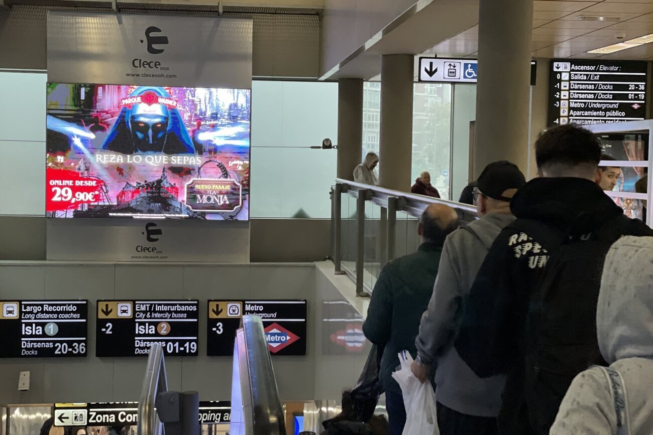 Pantalla digital indoor 3x2 escalera a autobuses y metro Avenida de América Madrid PARQUE WARNER