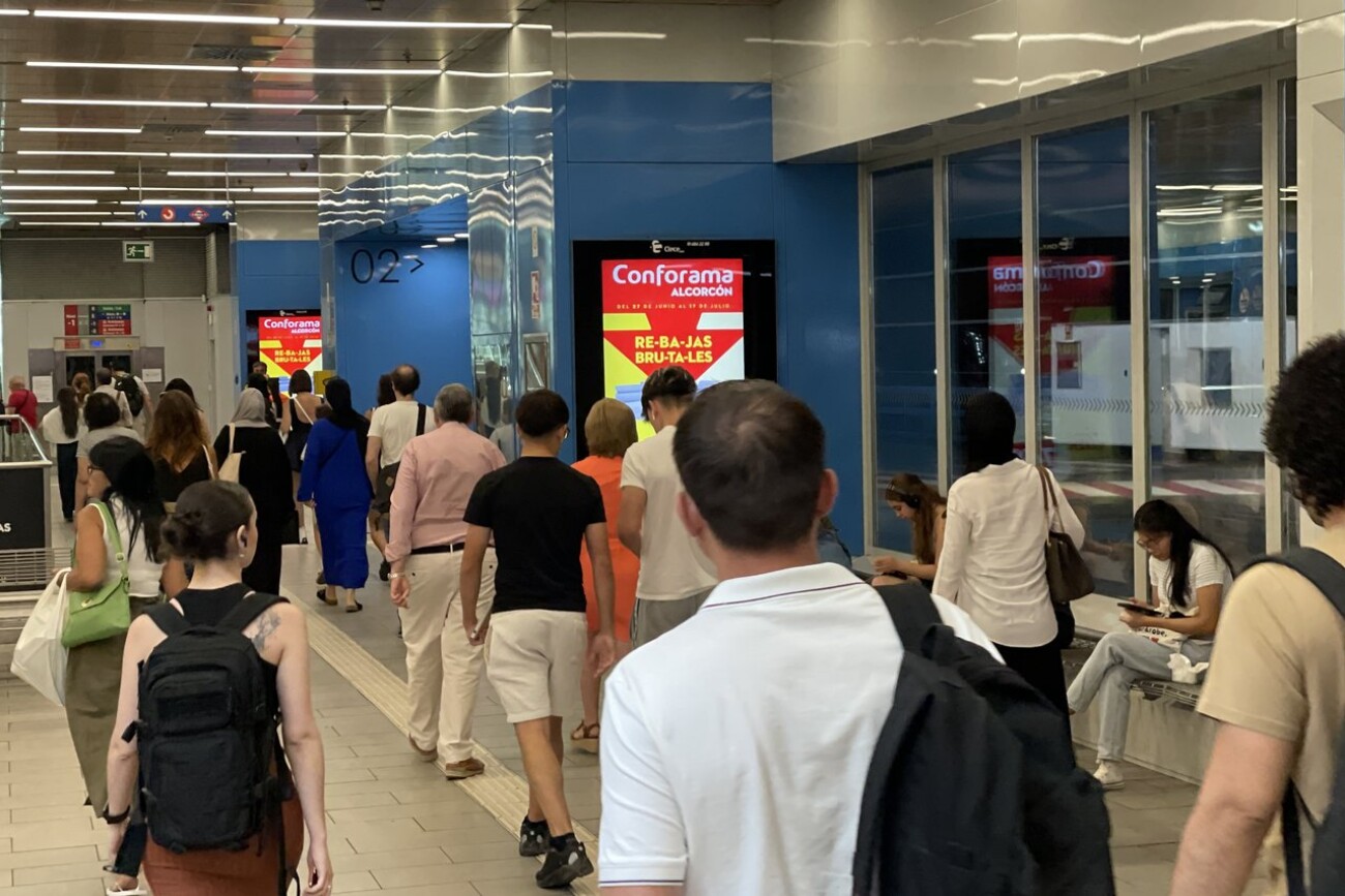 Publicidad de alto impacto en estación de tren, autobuses y Metro Príncipe Pío Madrid CONFORAMA