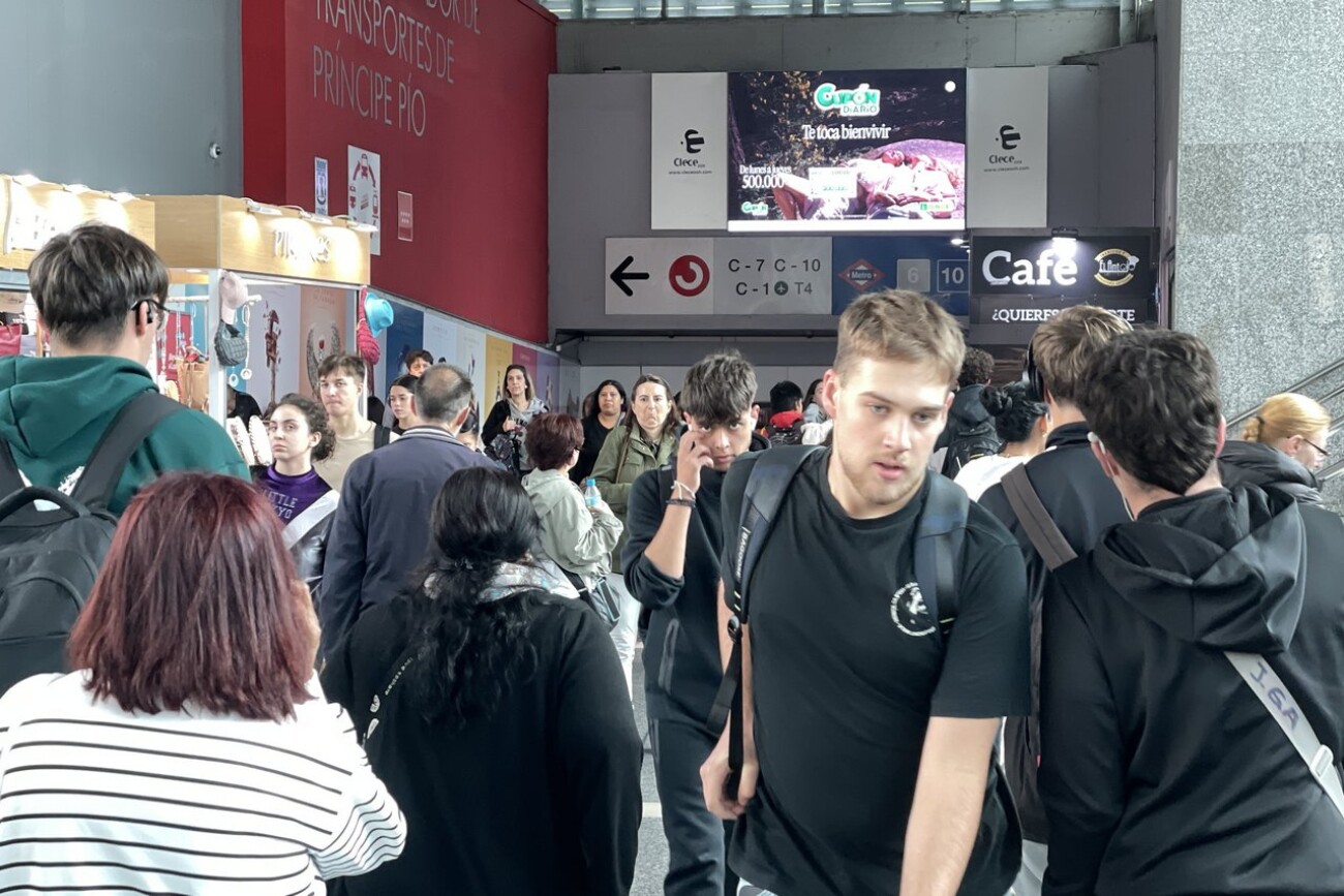 Publicidad de gran impacto y audiencias en pantalla 3x2 metros Estación Príncipe Pío Madrid ONCE CUPON