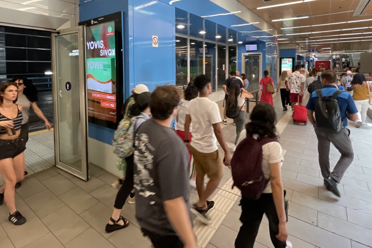Publicidad digital en Madrid - Mupis en Estación Príncipe Pío Madrid YOVIS PROGRAMATICA