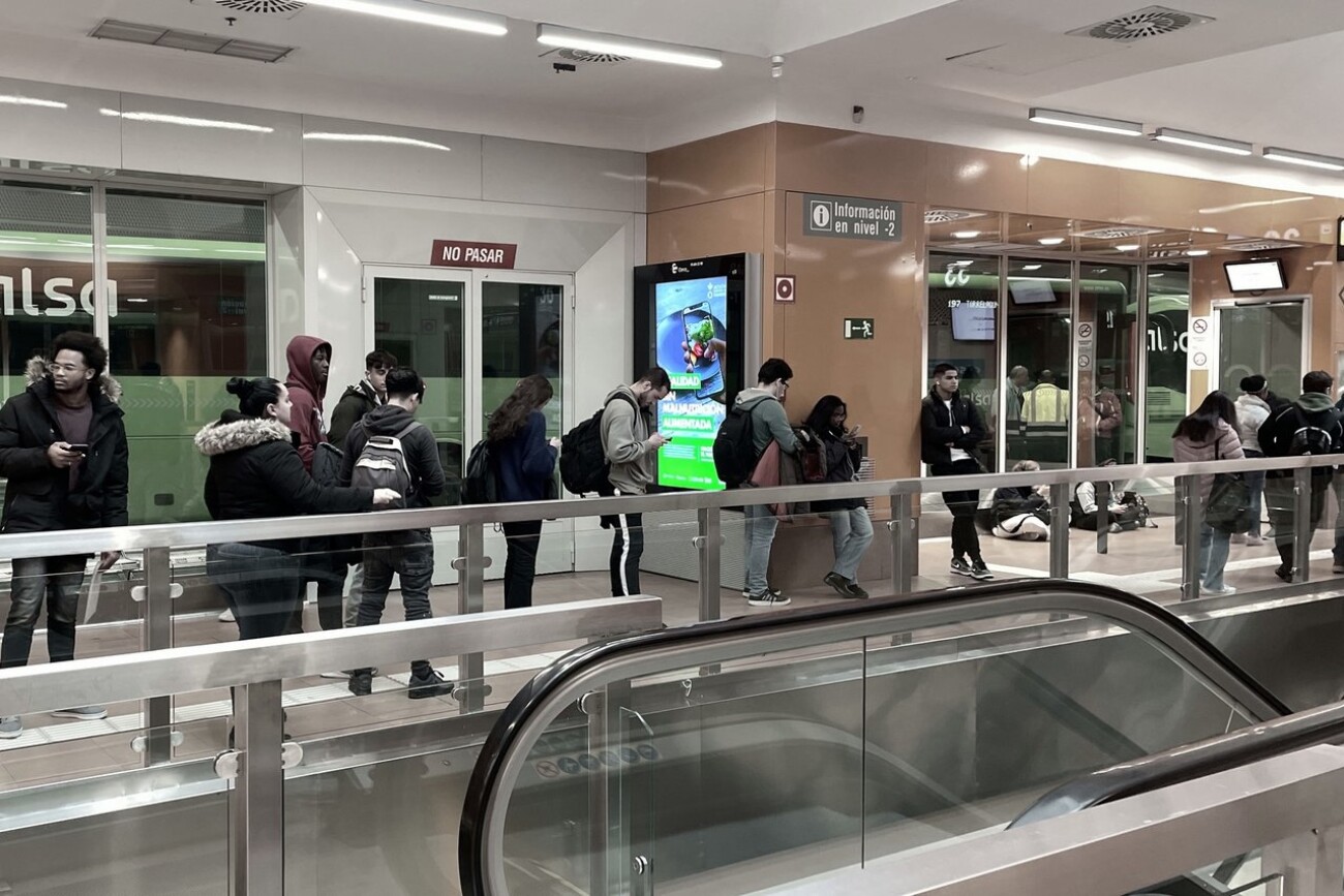 Publicidad efectiva en mupis estación de autobuses de Plaza de Castilla Madrid ACCION CONTRA EL HAMBRE