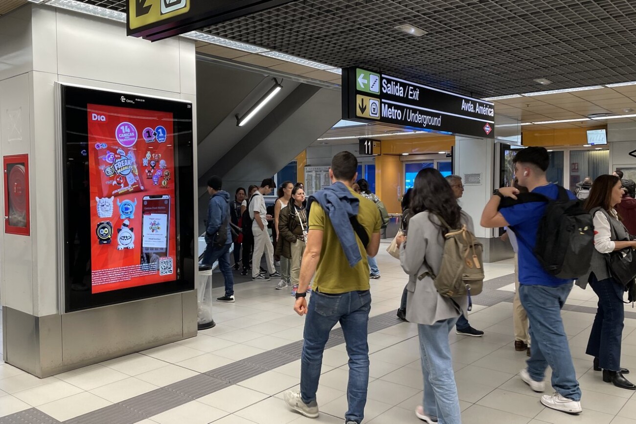 Publicidad programática exterior DOOH en mupis y pantallas en Metro y estaciones de autobuses