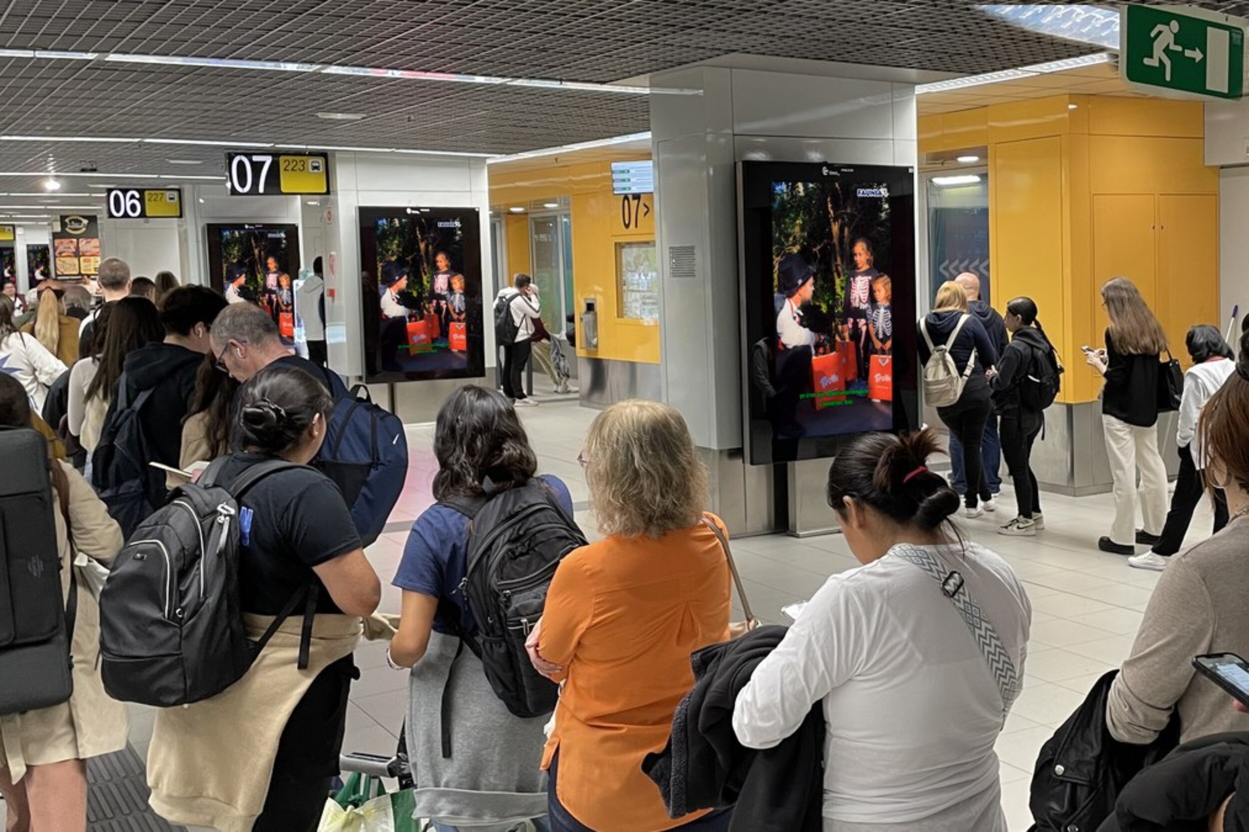 Circuito de mupis digitales para publicidad en estaciones de metro, tren y autobuses en Madrid