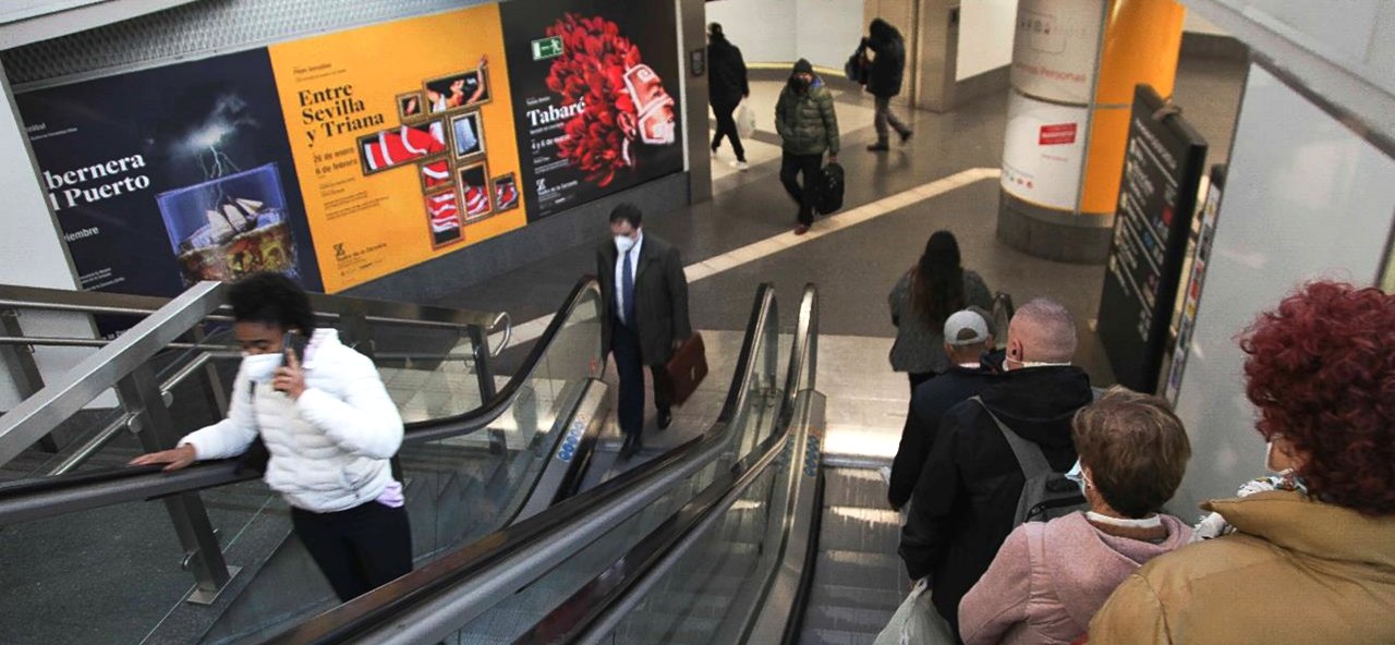Espacios de marketing espectacular indoor en acceso a Metro de Madrid Clece OOH