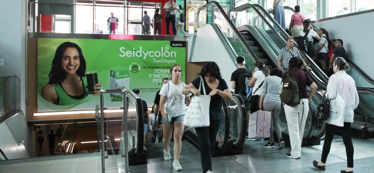 Marketing espectacular interior Príncipe Pío lona con bastidor acceso a dársenas