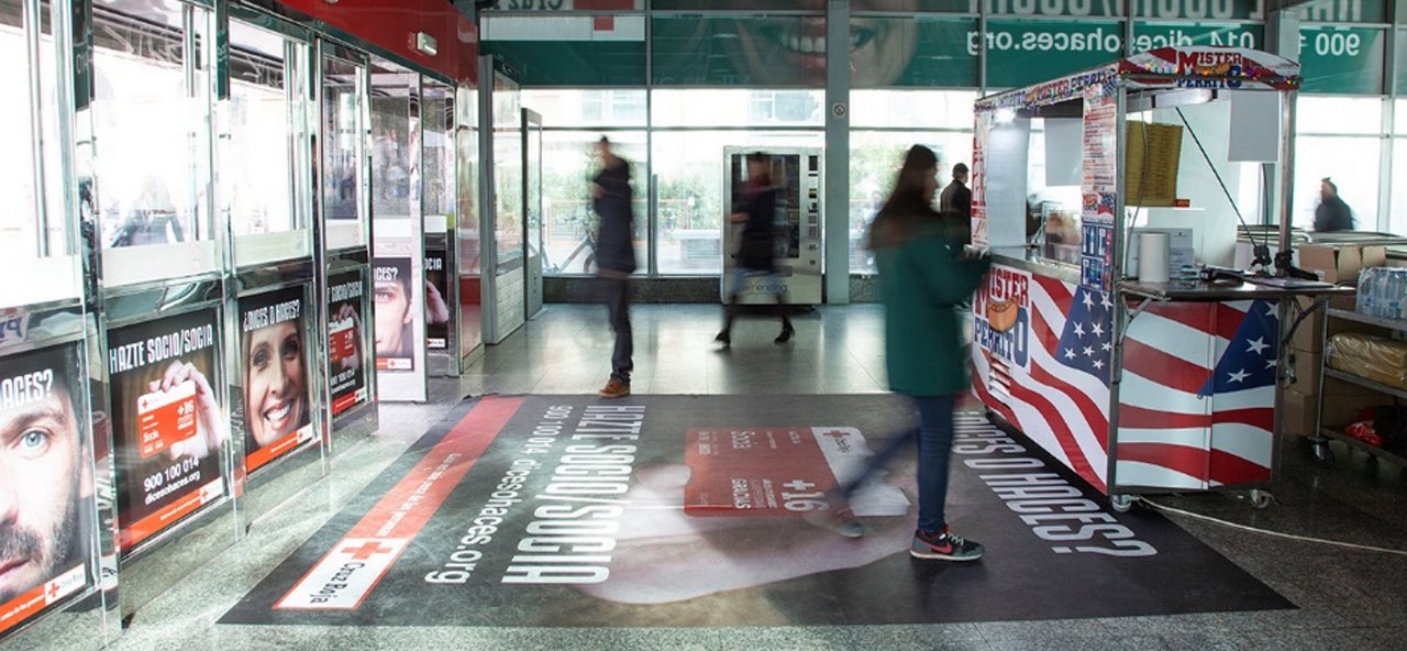 Marketing espectacular interior Príncipe Pío vinilo suelo acceso principal
