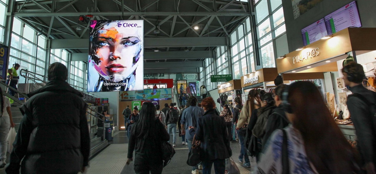 Marketing espectacular interior con soportes Light+ de Clece OOH en estaciones de transporte de Madrid