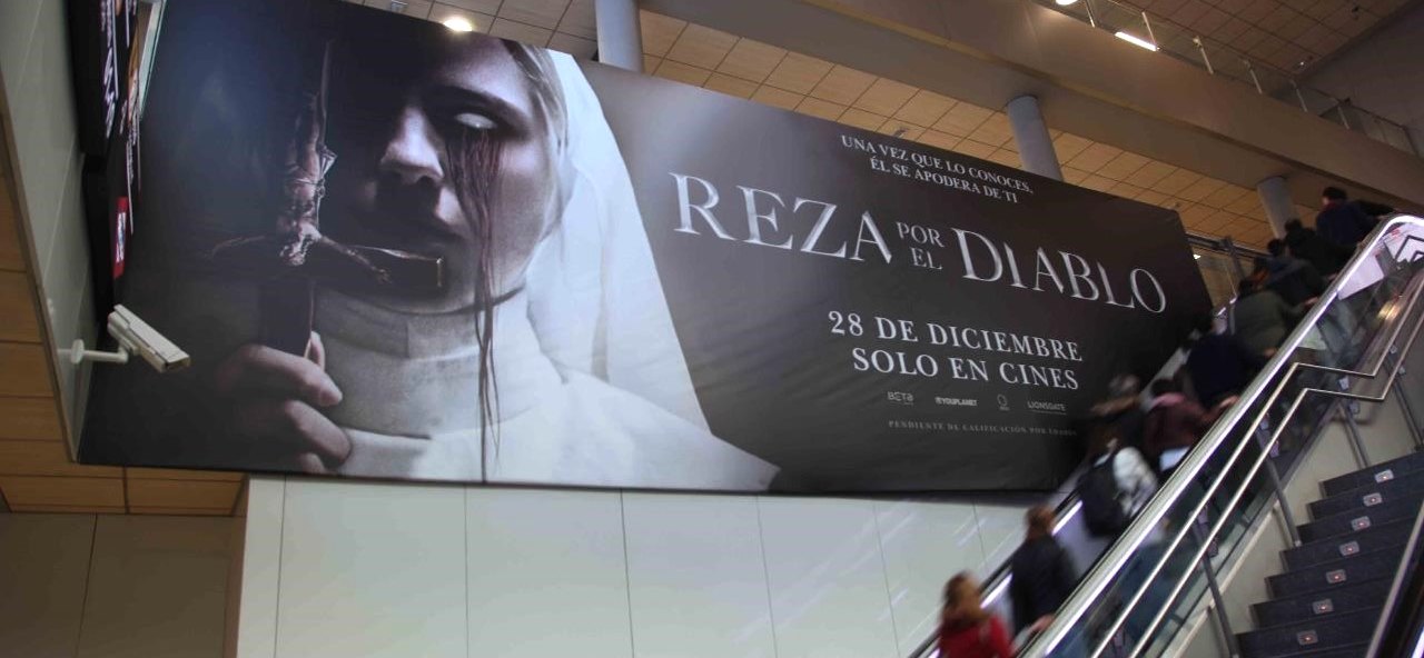 Publicidad en gran formato espectacular interior en escaleras entrada a intercambiador de Madrid