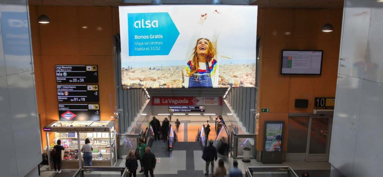 Soporte Light+ de publicidad espectacular interior en intercambiadores de Madrid