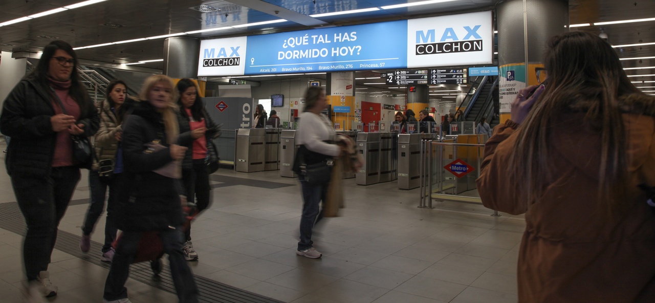 Soporte de publicidad Light+ Marketing espectacular interior en estación intercambiador Plaza de Castilla Madrid