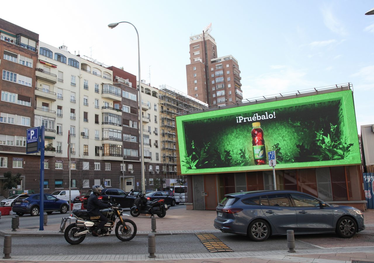 Pantallas publicitarias con energía renovable en Madrid, green marketing DOOH Clece OOH