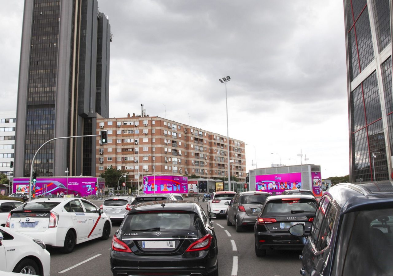 Soportes publicitarios de marketing espectacular en Plaza de Castilla Madrid con alta visibilidad e impacto