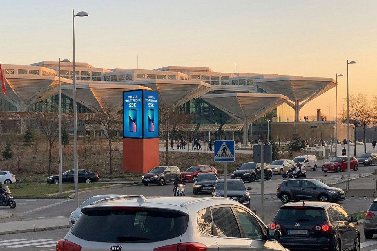 Columna digital para publicidad exterior en intercambiador de Valdebebas Madrid