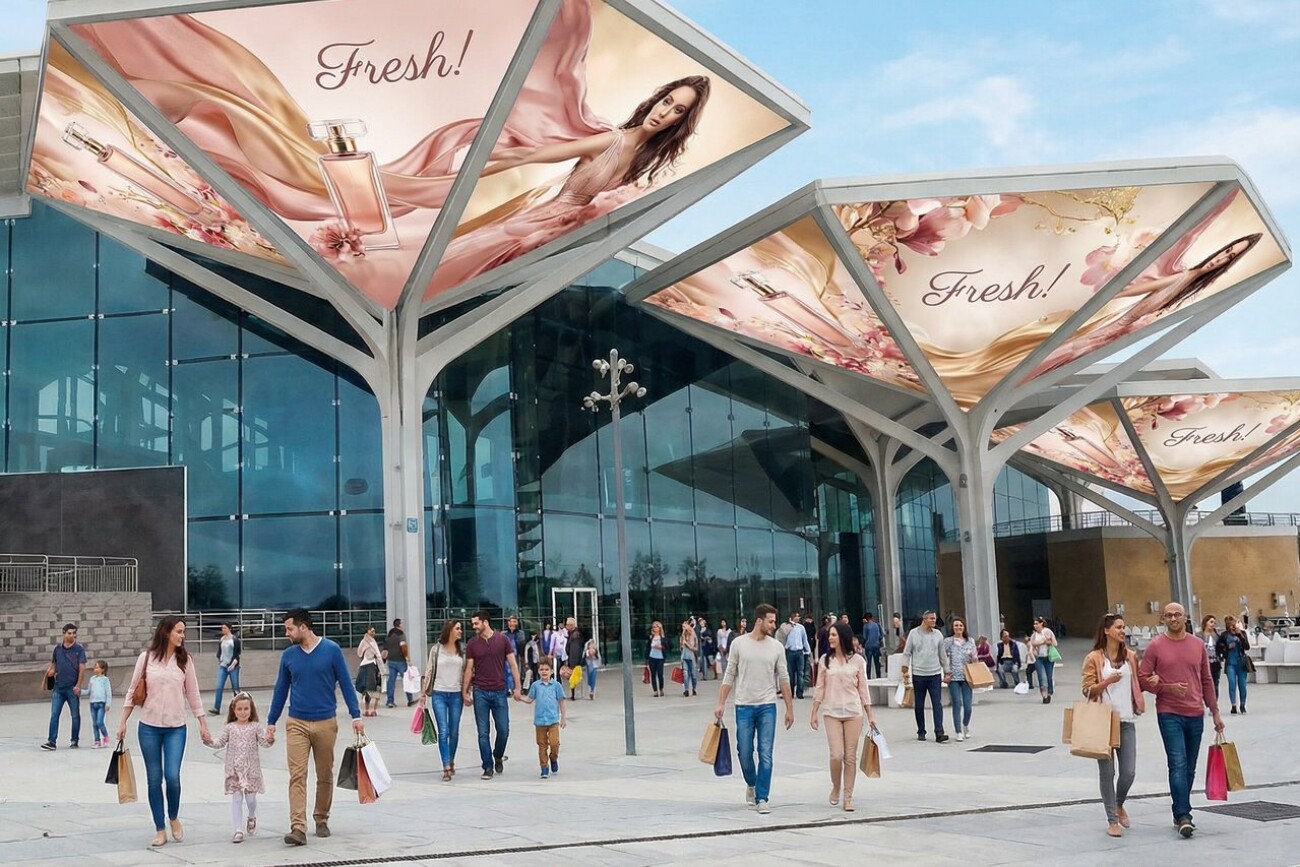 Paraguas publicitarios de marketing espectacular exterior en Intercambiador de Valdebebas Madrid