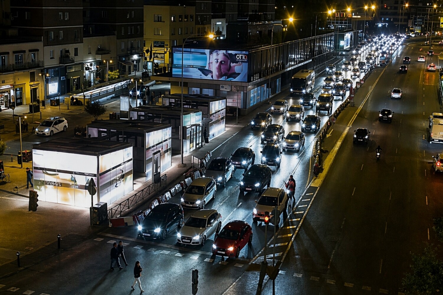 Publicidad exterior nocturna en Madrid Avenida de América Urban Led