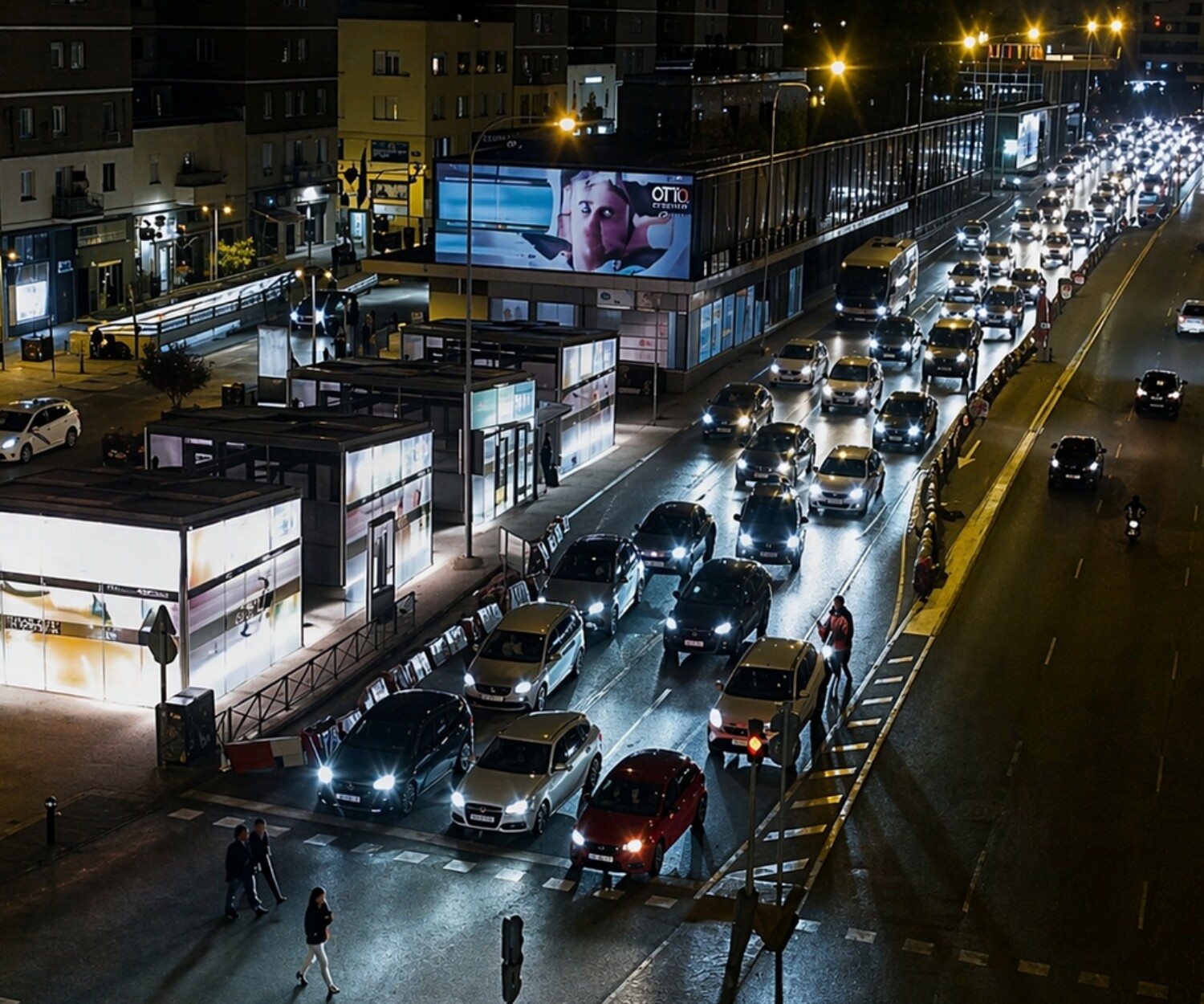 Publicidad exterior nocturna en Madrid Avenida de América Urban Led