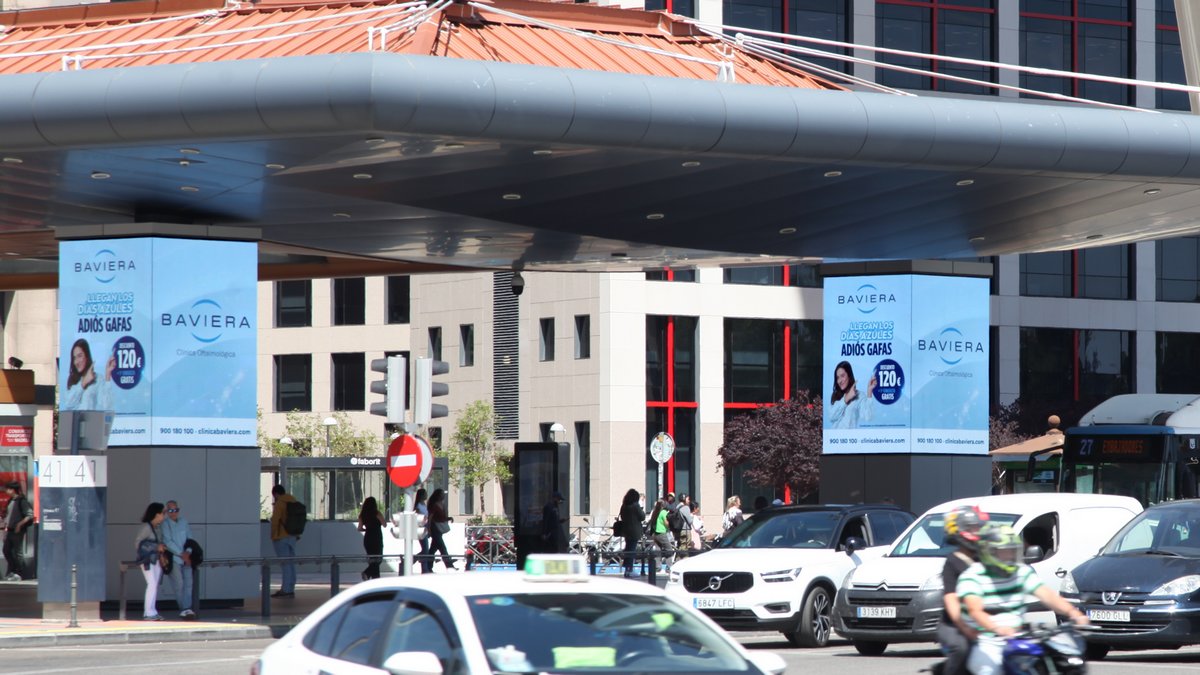 Publicidad Clínica Baviera en columnas digitales Urban Led Plaza de Castilla Madrid