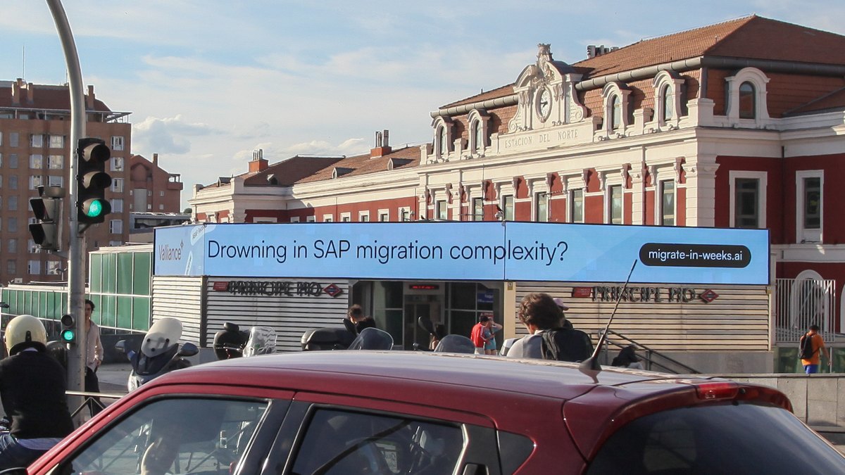 Publicidad en pantallas DOOH Urban Led Príncipe Pío Madrid campaña Valliance