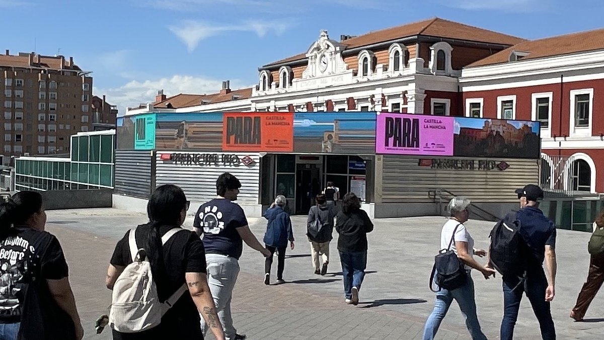 Soportes DOOH Pantallas Urban Led Estación Príncipe Pío punto de gran afluencia para campaña Turismo Castilla La Mancha)