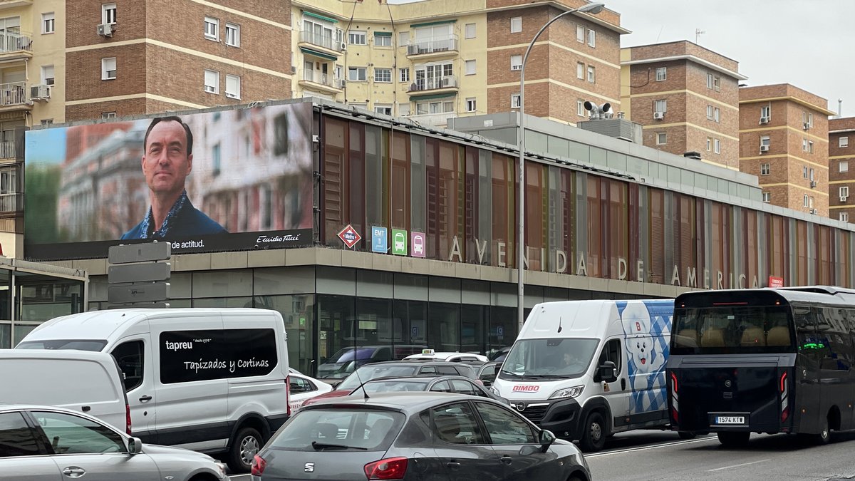 Soportes medio exterior pDOOH Urban Led en Avenida de América Madrid campaña Emidio Tucci